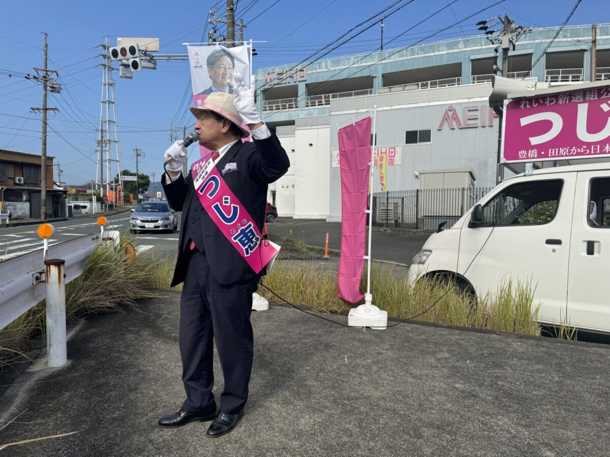 DCMカーマ田原店さん前