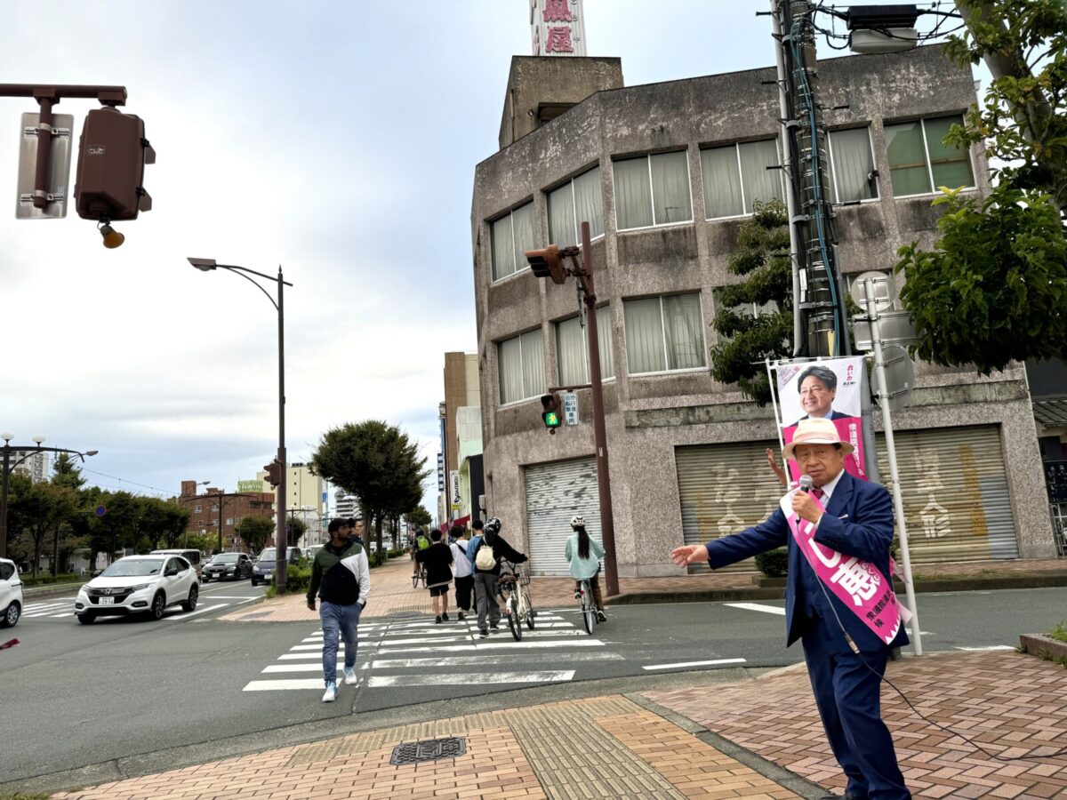 魚町交差点で街頭演説